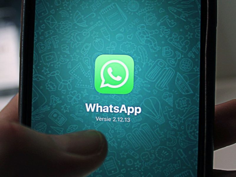 Πώς να κατεβάσετε και να στείλετε νέα αυτοκόλλητα στο WhatsApp
