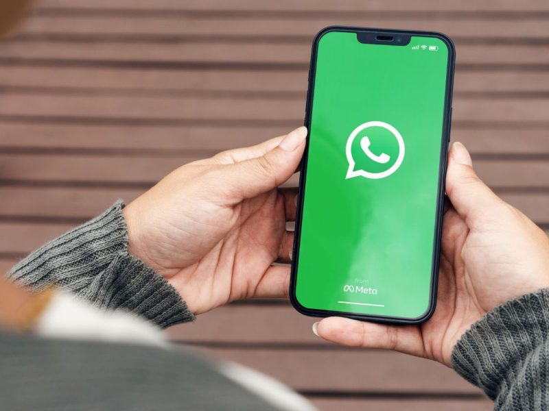 Πώς να φτιάξετε τα δικά σας αυτοκόλλητα WhatsApp σε Android και iPhone